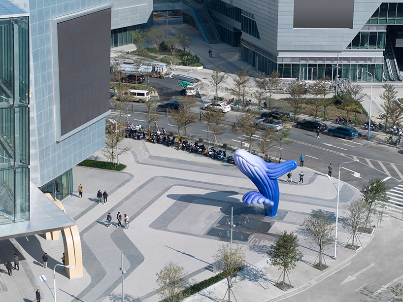 9 metre stainless steel whale sculpture installed in zhanjiang china by ferdi b dick 4
