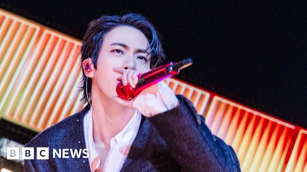 Pop megastars BTS electrify historic centre of Seoul with comeback concert - BBC