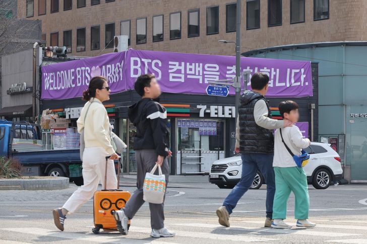 A purple banner reading 'Welcome BTS ARMY' is seen at a convenience store in central Seoul, near BTS' comeback concert venue, Sunday. Yonhap