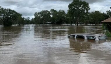 Northern Territory floods: Thousands evacuated, crocs spotted in Katherine and Daly River areas