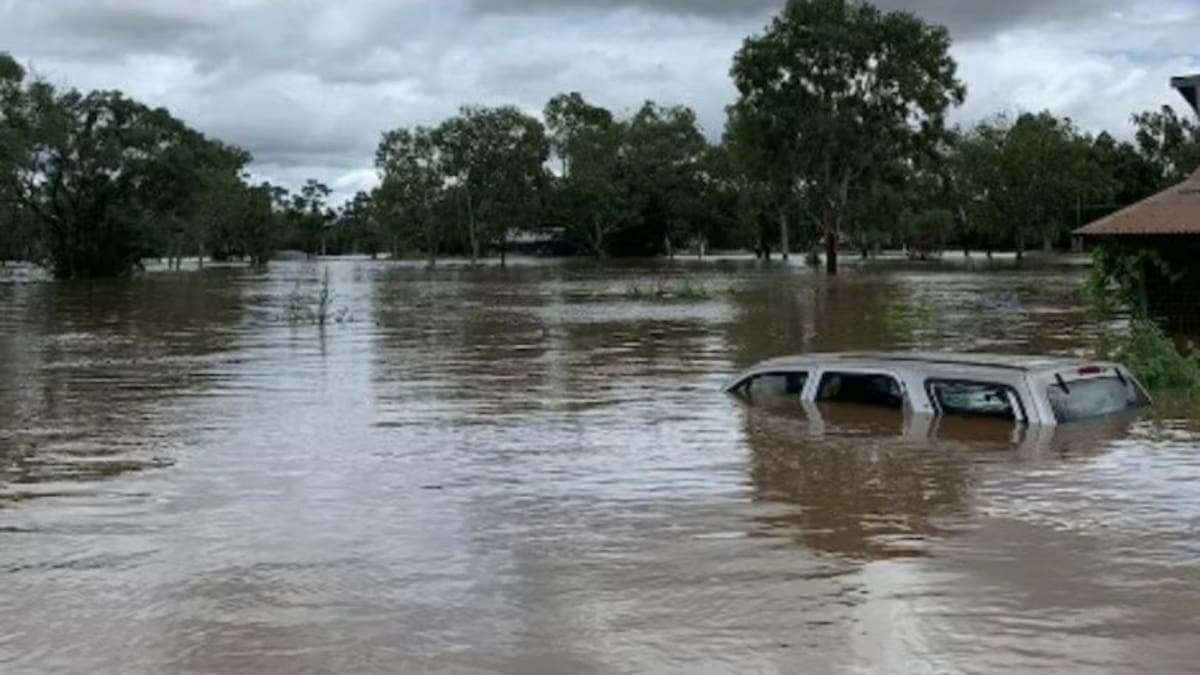 Northern Territory floods: Thousands evacuated, crocs spotted in Katherine and Daly River areas