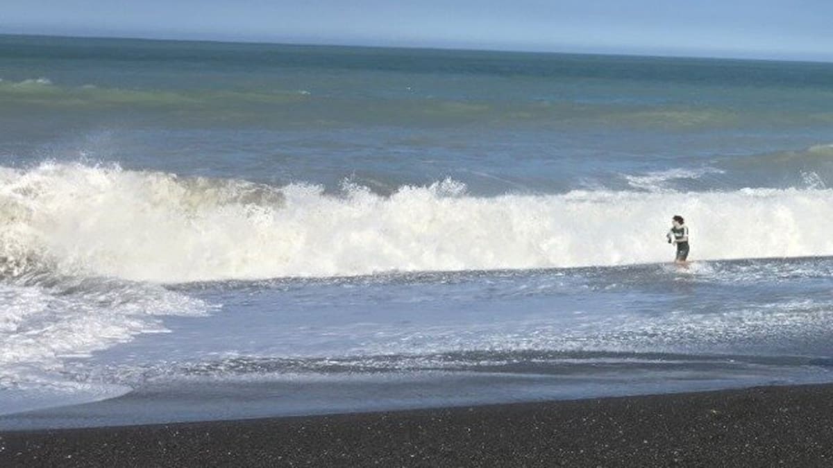 Hero who rescued family trapped in notorious Napier beach surf identified; calls for better safety measures
