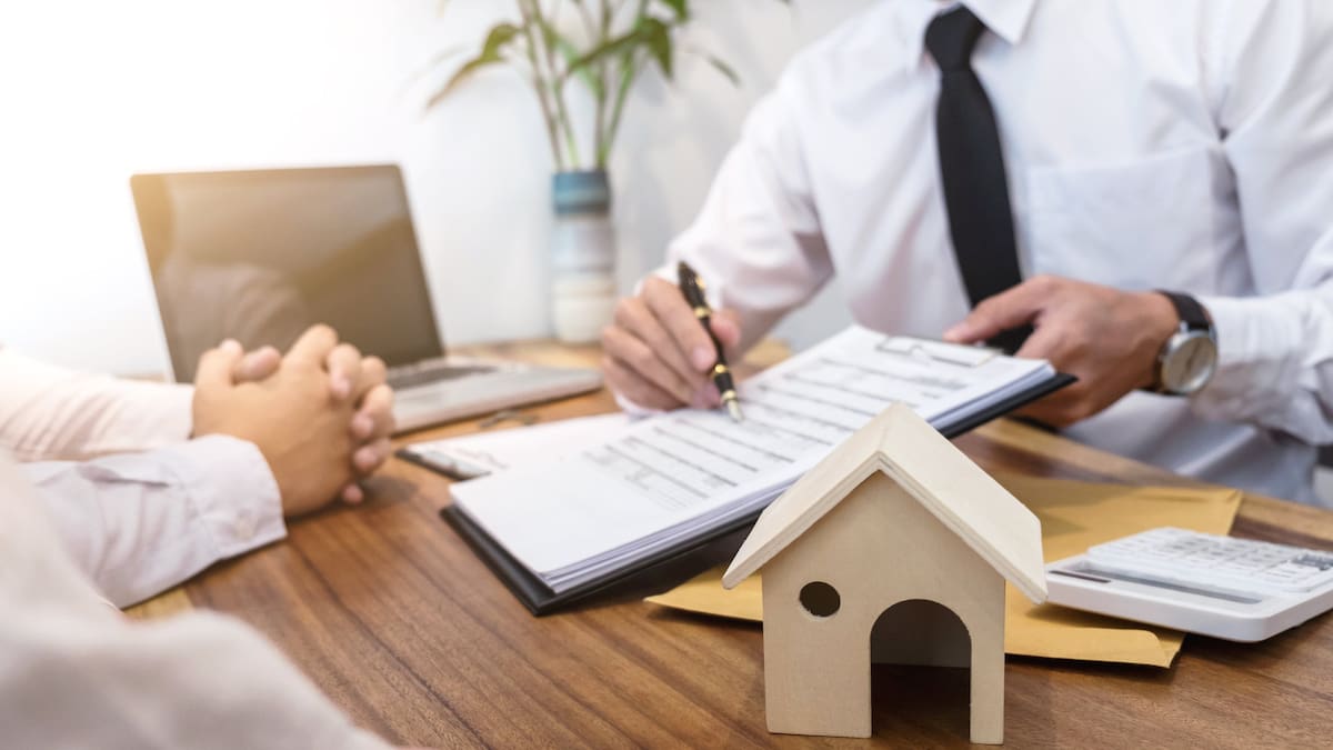 NZ banks are paying customers to stay