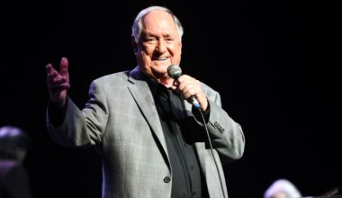 Neil Sedaka, Chart-Topping Pop Singer-Songwriter, Dies at 86