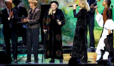 Watch Joni Mitchell Perform With Sarah McLachlan at Juno Awards