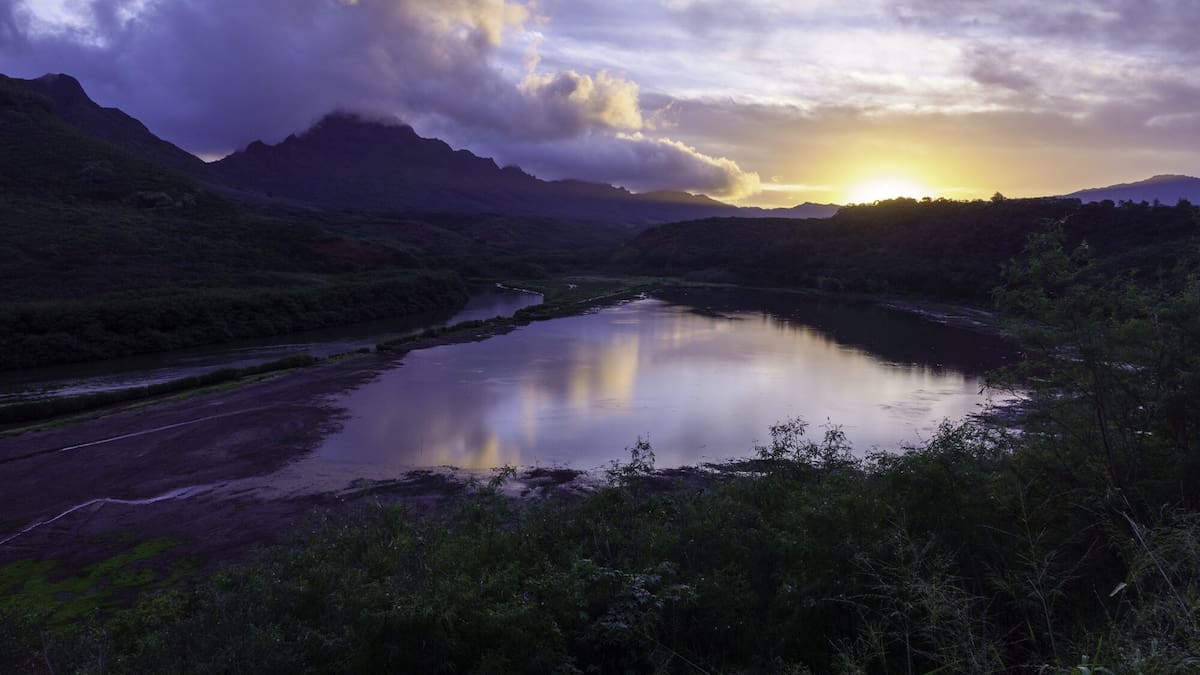Intense rains threaten Hawaii dam, thousands told to evacuate