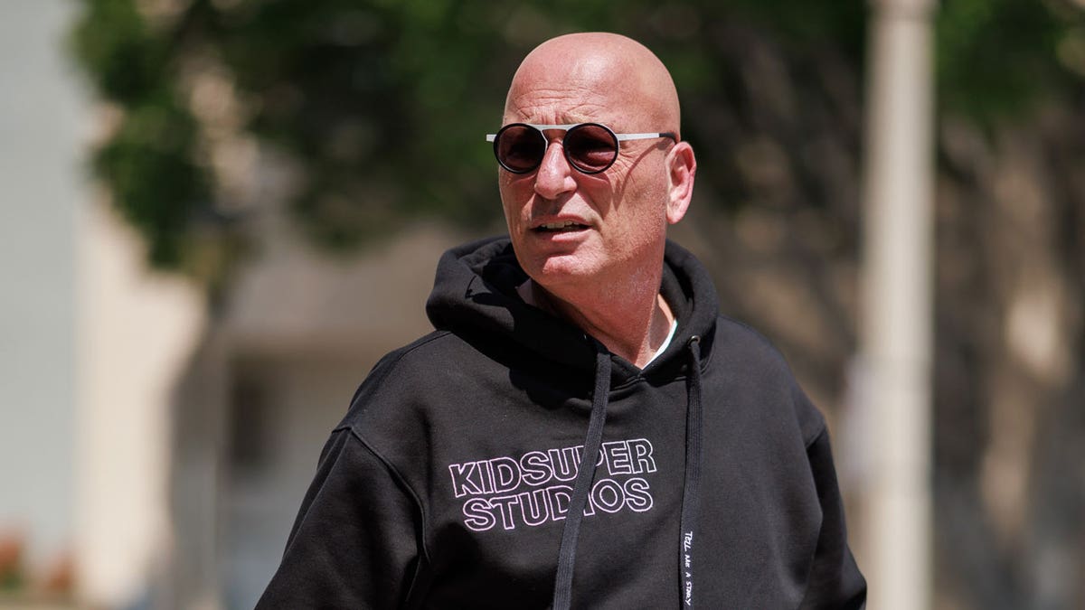 Howie Mandel in sunglasses