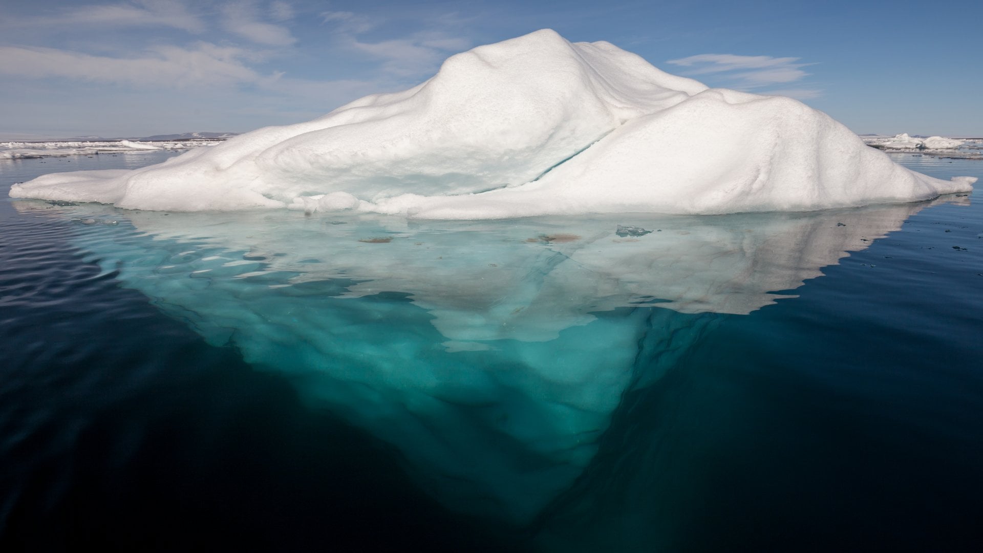 An iceberg in the Arctic Ocean (Credit : AWeith)