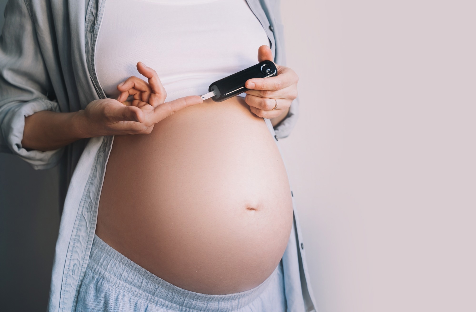 Study: Early meal timing improves nocturnal glucose in pregnancies complicated by gestational diabetes. Image Credit: Natalia Deriabina / Shutterstock