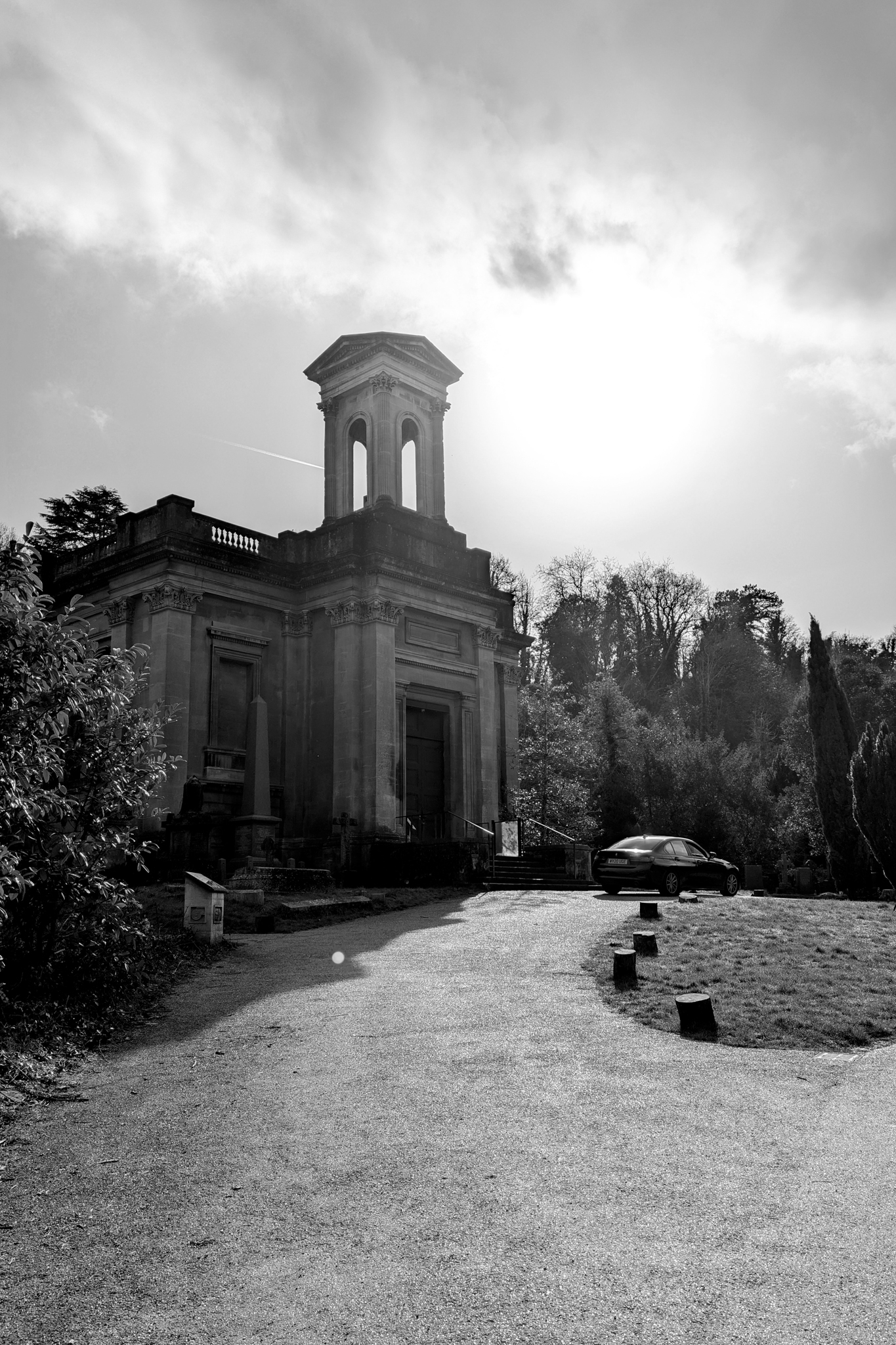 Leica Q3 Monochrom and Google Pixel 10 Pro XL comparison