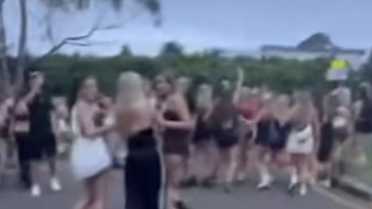 Sydney riot squad called as 500 teens crash 16th birthday party