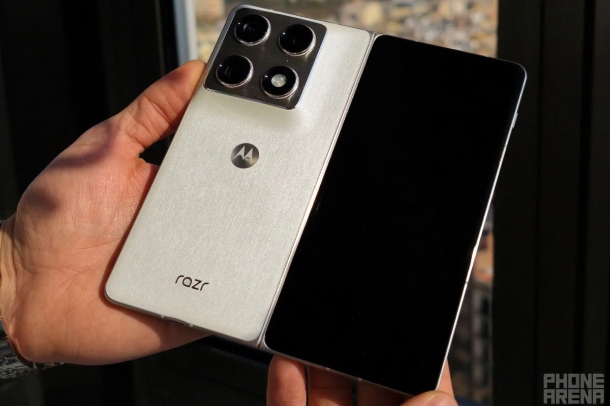 Motorola Razr Fold hands-on image