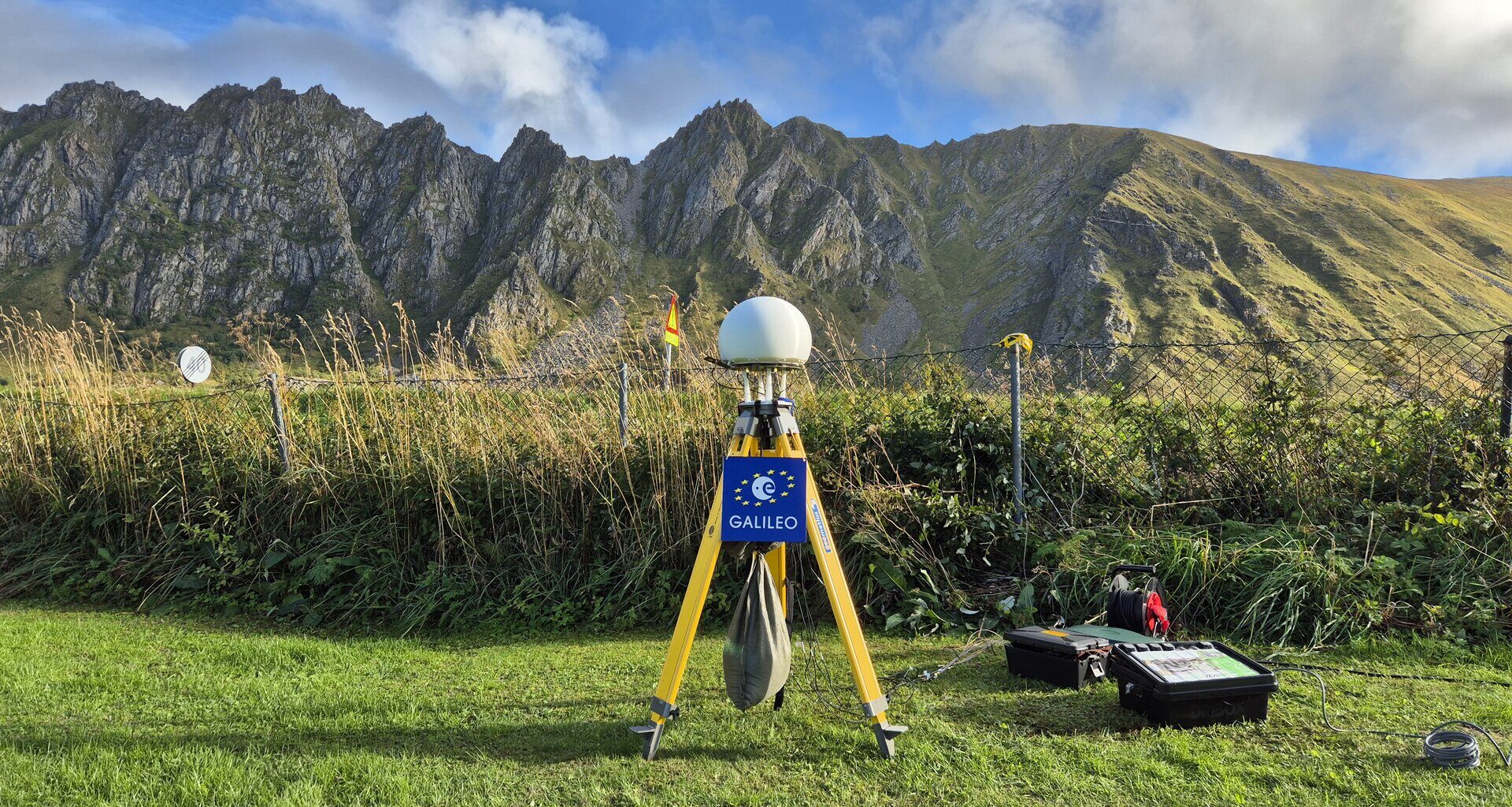 Multi-beam satellite navigation antenna test