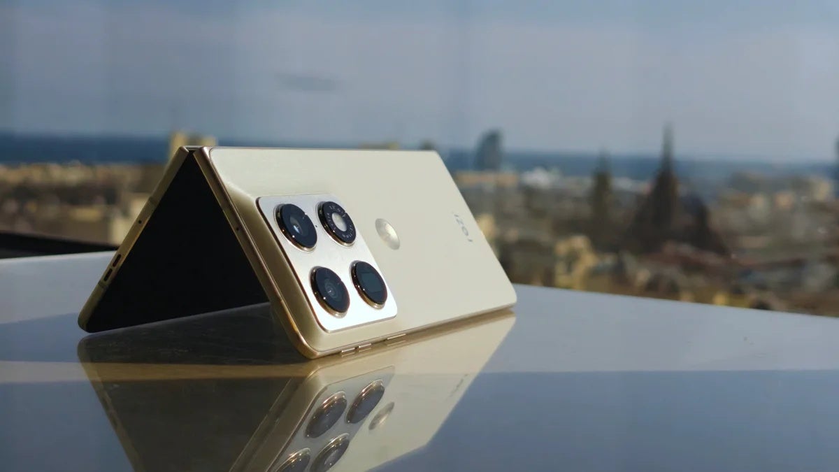 Nobody wants to buy the Razr Fold, and it's all Motorola's fault