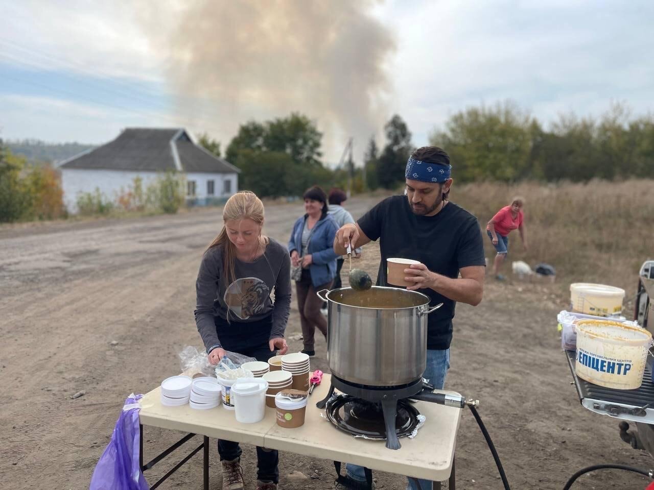 Harriet Campbell and Jason Zan providing hot food in Ukraine. Photo / Supplied