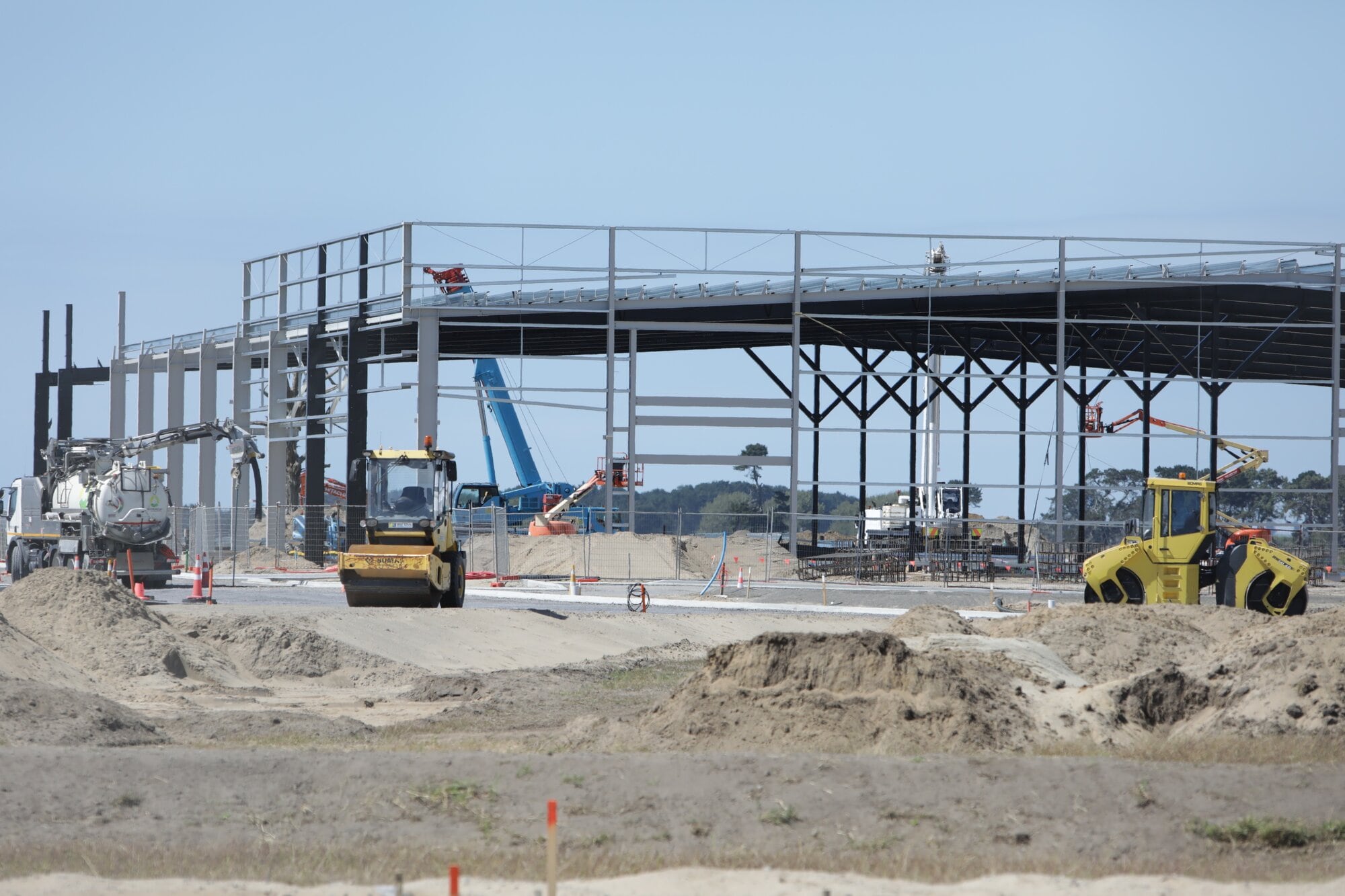 The new Mitre 10 MEGA store rising up from the ground at The Sands. Photo / Kelly O’Hara