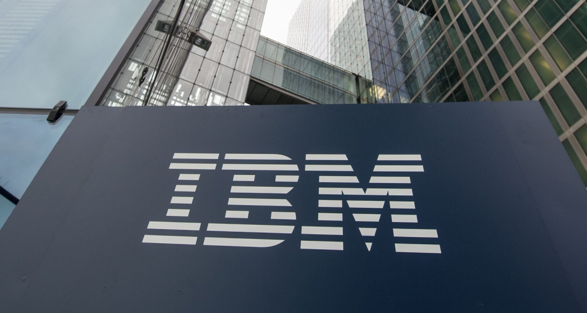 Lowering Moat Ratings for IT Services Firms Due to AI’s Disruption of Knowledge-Based Work