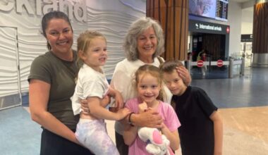 Applause at Auckland Airport as first flight arrives from Dubai since war began