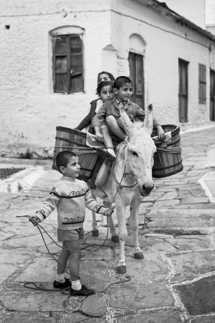 robert-a-mccabes-memories-from-the-aegean-exhibition-opens-on-paros0