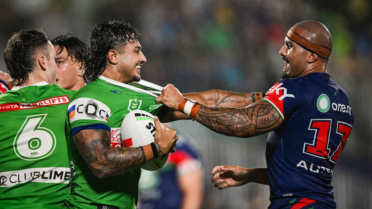 NRL: Warriors walk away wounded after surviving heavyweight battle with Raiders