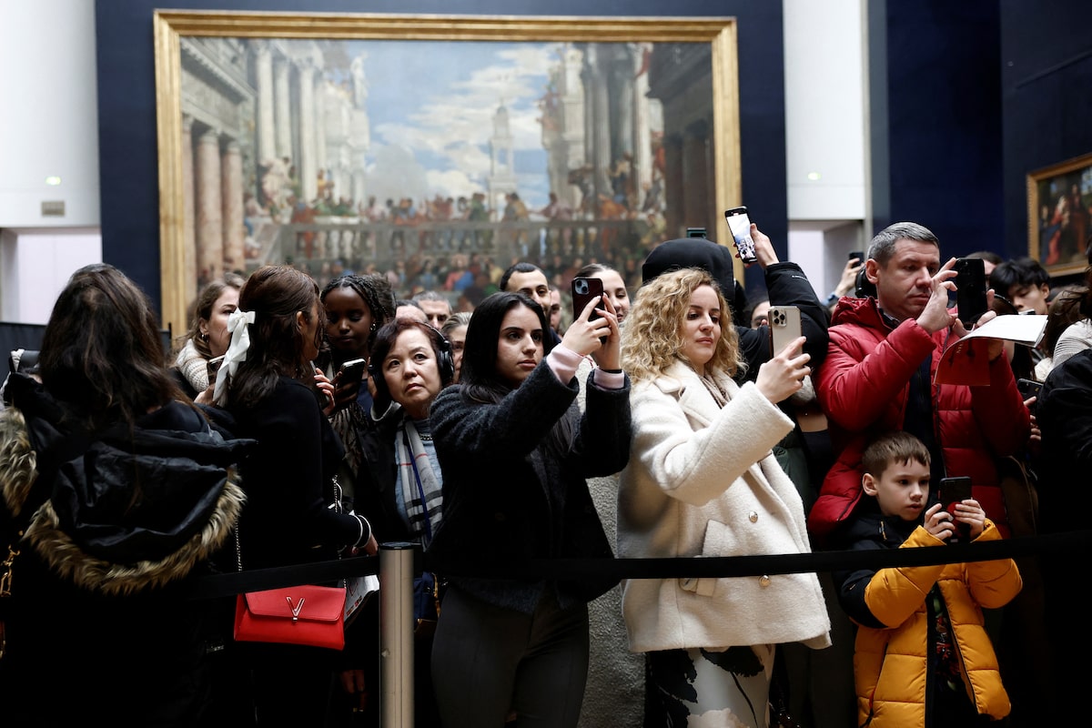 Welcome to modern-day trophy hunting with young visitors at the Louvre Museum
