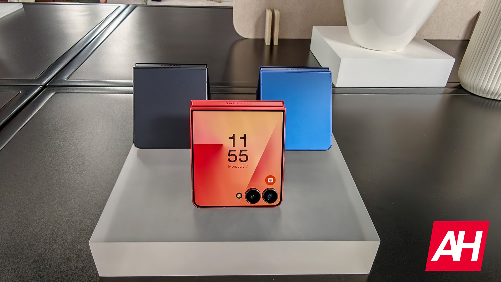 Samsung Patents a Galaxy Z Flip with Two Front Displays