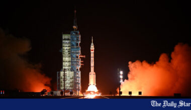 Moon race: How China is challenging the US