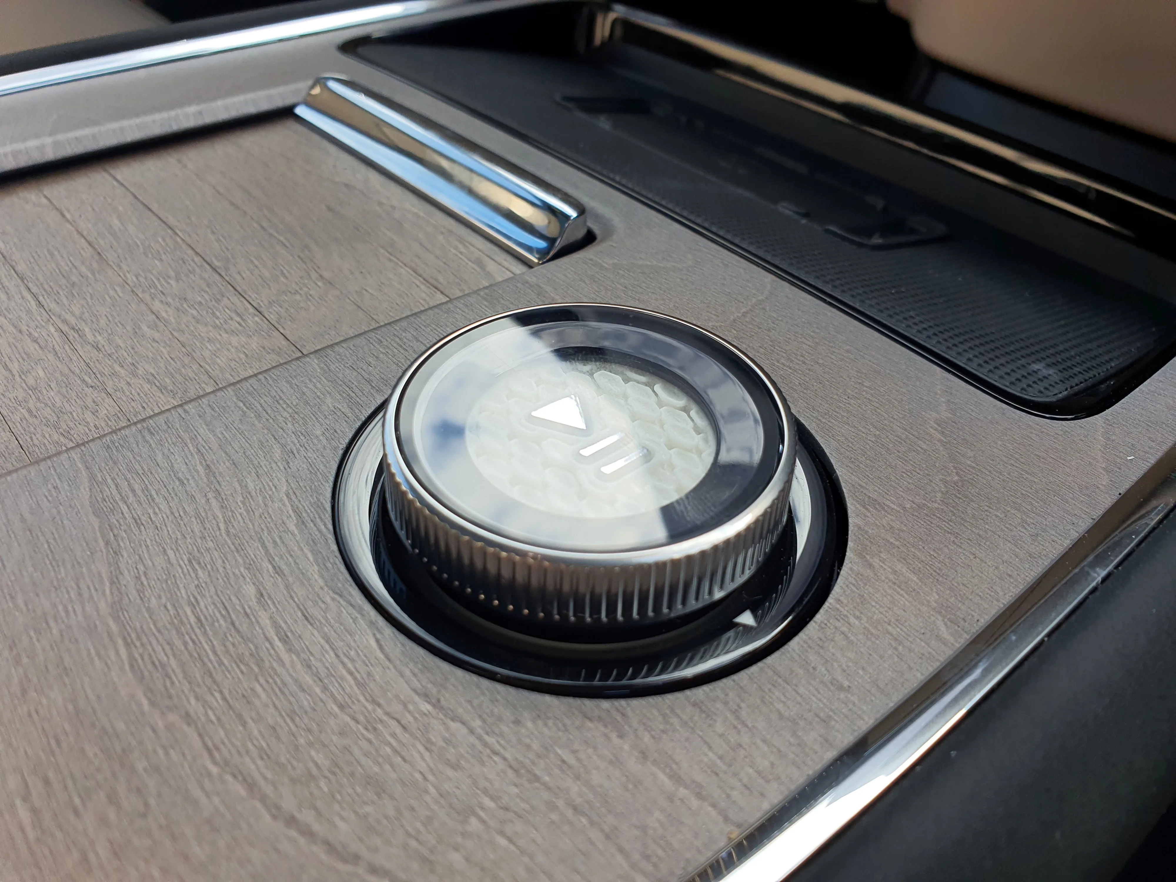 Close up of the volume and audio control dial in the centre console of a 2026 Volvo EX90.