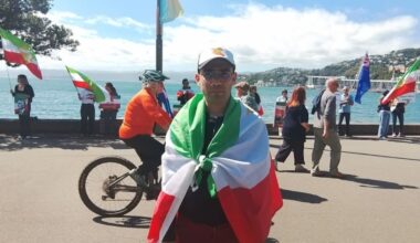 Iranian diaspora form human chain on Wellington waterfront