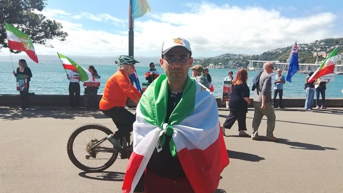 Iranian diaspora form human chain on Wellington waterfront