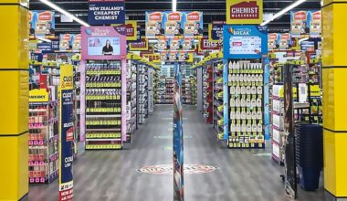 Hamilton drug addicted shoplifter Anne Dickson brandishes knife after stealing socket set, fragrances