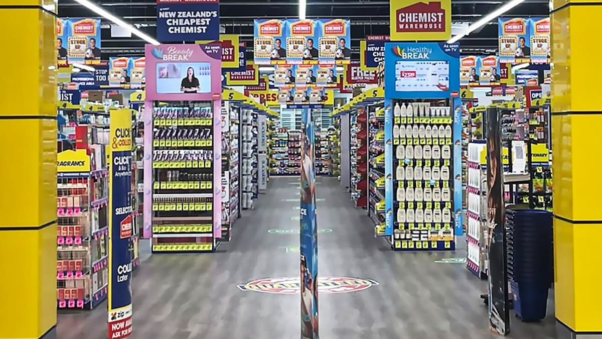 Hamilton drug addicted shoplifter Anne Dickson brandishes knife after stealing socket set, fragrances