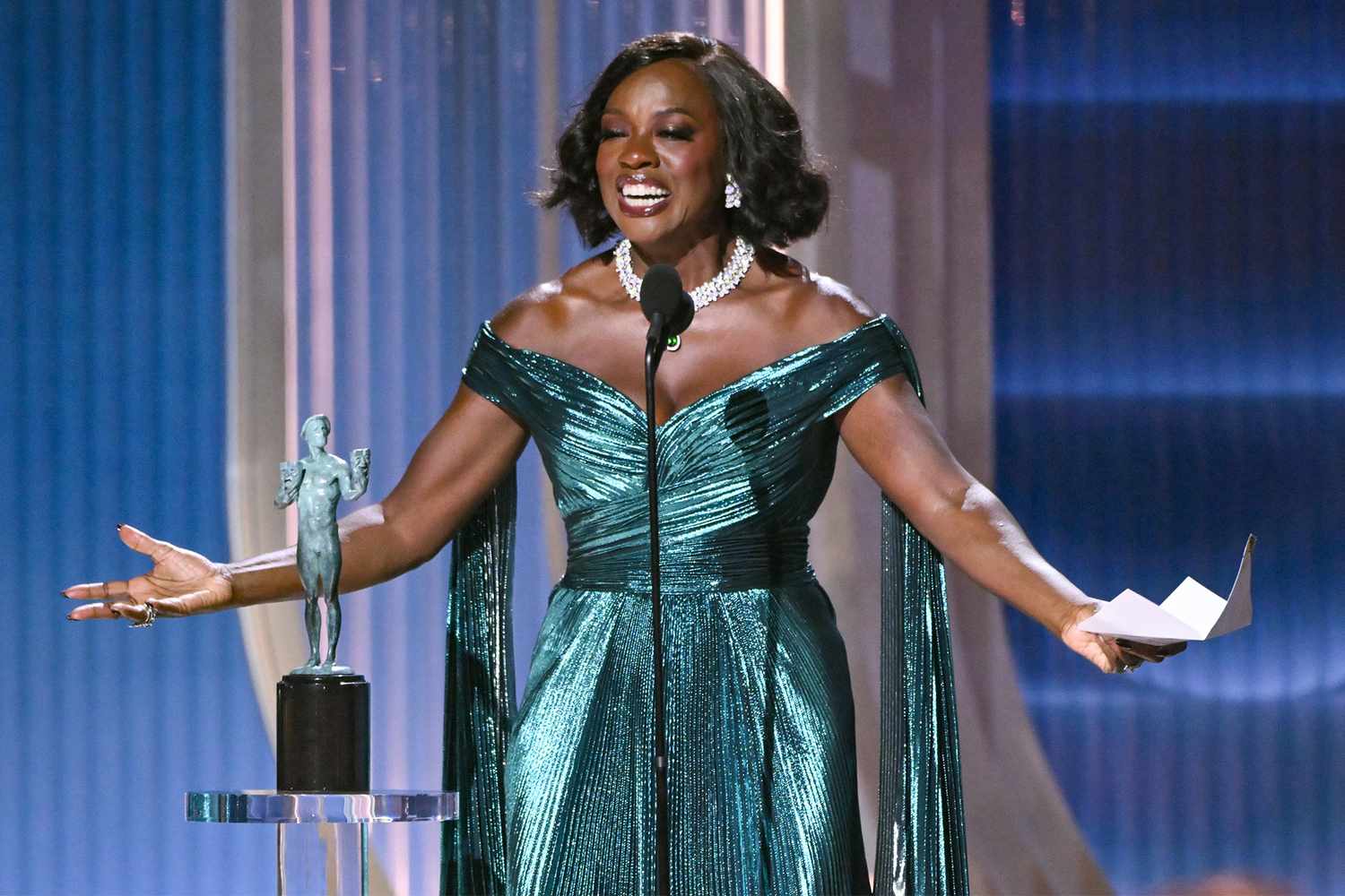 Viola Davis suffered wardrobe malfunction during Michael B. Jordan's Actor Award win