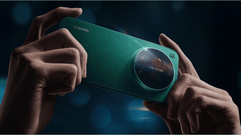 Xiaomi 17 Ultra in hand