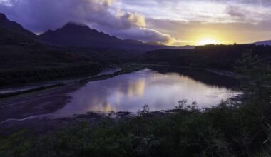 Intense rains threaten Hawaii dam, thousands told to evacuate