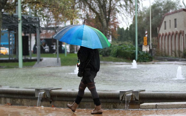 Deep subtropical low forming northwest of New Zealand threatens heavy rain, strong winds