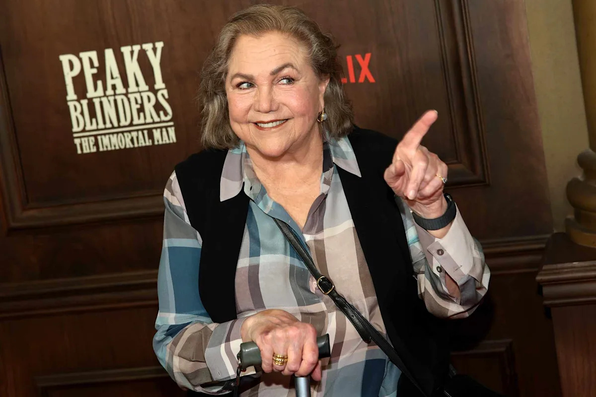 Kathleen Turner, 71, Corrects Photographers After They Address Her by Her First Name During Rare Red Carpet Appearance