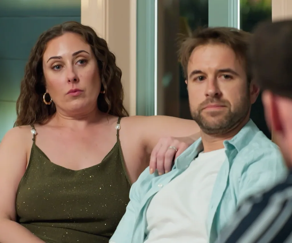 Rachel and Steven on the couch at the retreat on MAFS.