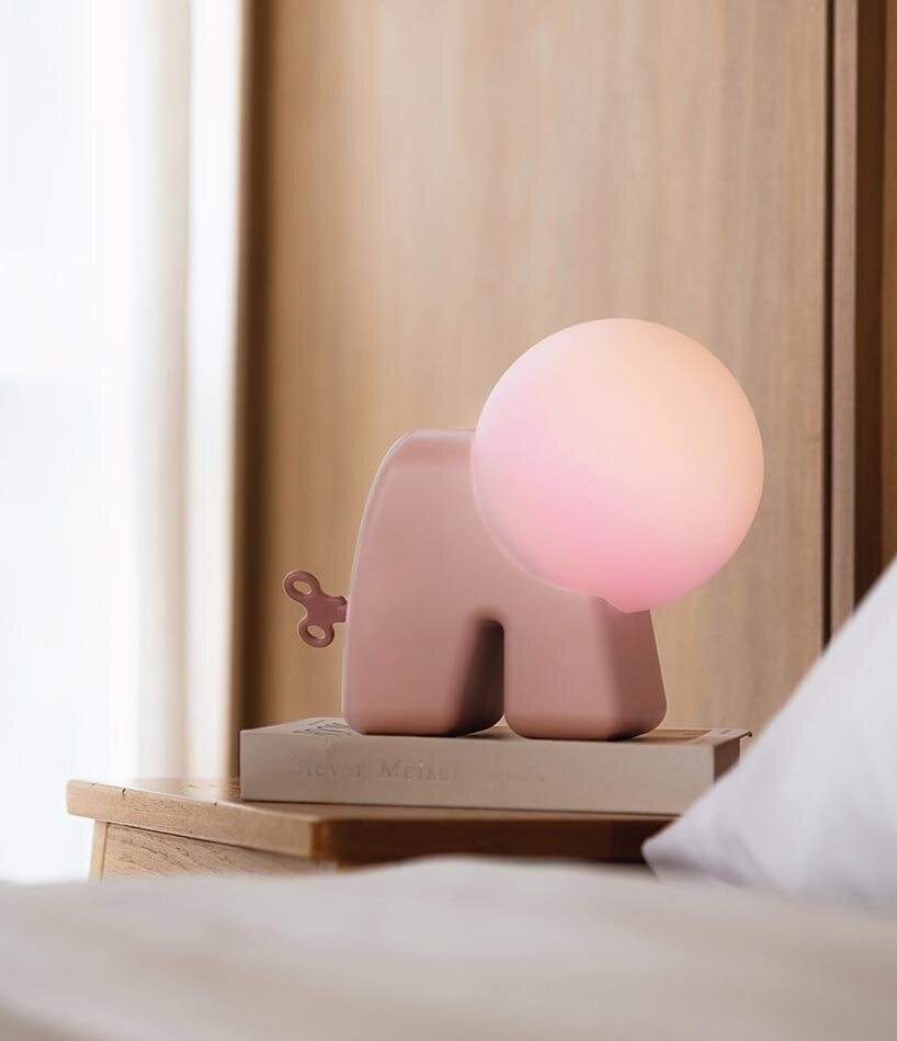 buddy portable mood lamp encourages interaction through a single wind-up key - 3