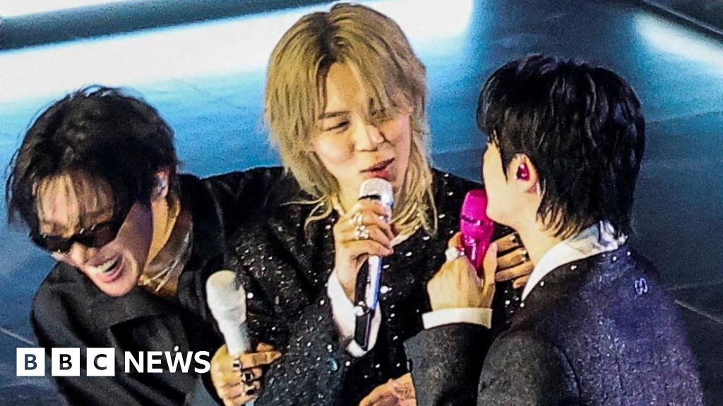 BTS Arirang: Seoul hosts tens of thousands of excited fans - BBC