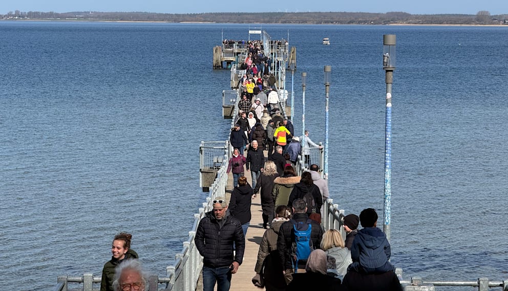Viele Beobachter kamen am Sonntag zur Seebrücke Bad Wendorf in der Wismarer Bucht