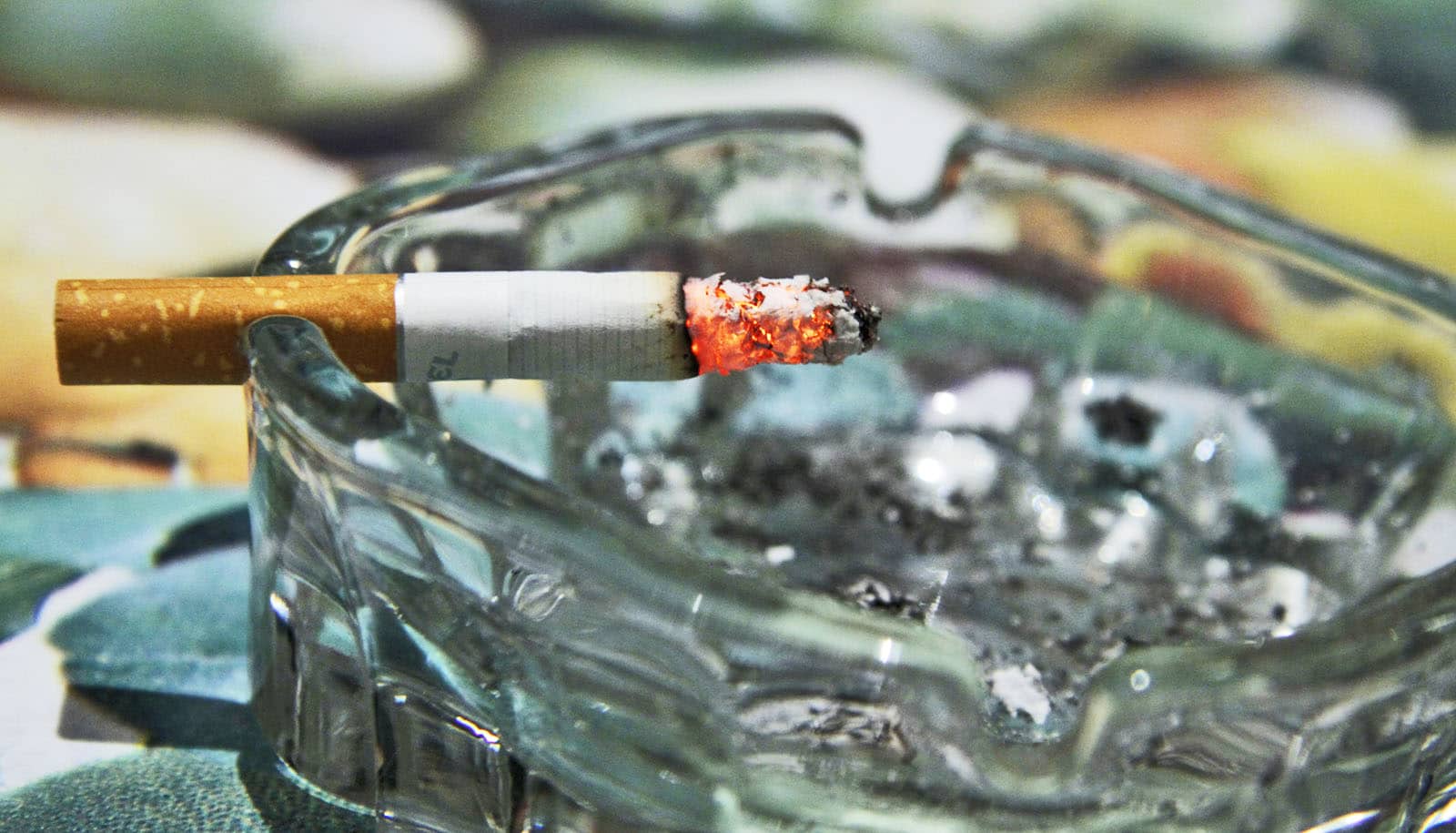 How cigarette smoke speeds up eye aging
