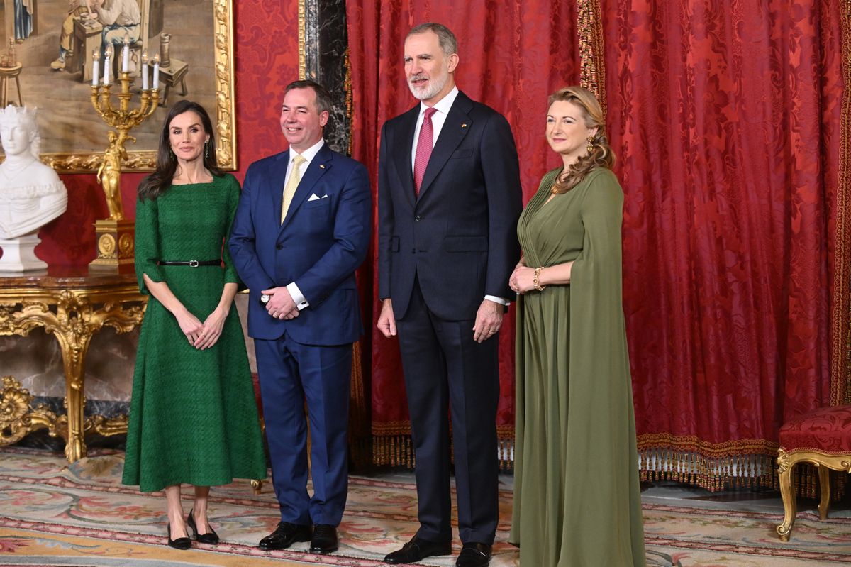 The Grand Duchess wore the set’s matching earrings and bracelet, allowing the warm orange tones of the citrine stones to stand out against the deep green of her outfit.