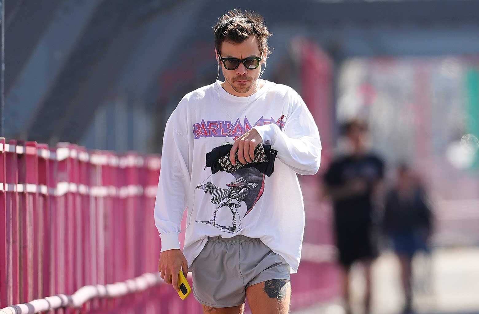 Harry Styles had a seemingly sweet encounter with two fans. Uh, yikes!