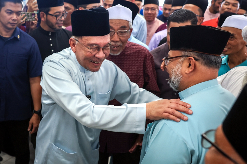 Spend prudently this Raya, Anwar advises Malaysians amid global economic uncertainty