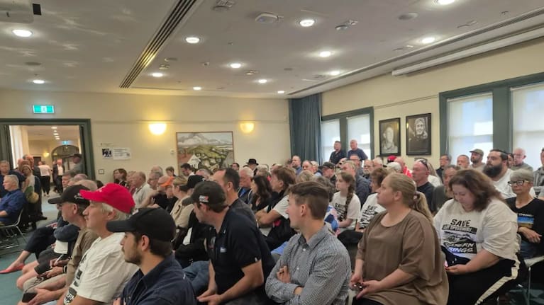 About 100 Speedway Association members attended the meeting at Auckland's Town Hall. 