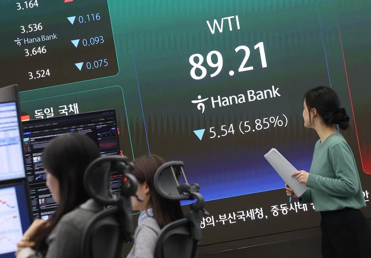 The price of Western Texas Intermediate (WTI) is seen on an electronic signboard at a Hana Bank dealing room in Seoul, Tuesday. Yonhap