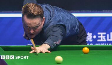 Shaun Murphy playing a shot at the World Open