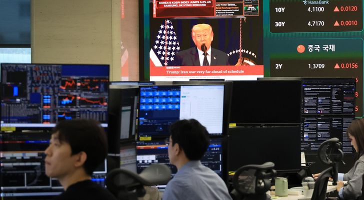 The dealing room of Hana Bank in Seoul, Tuesday / Yonhap 