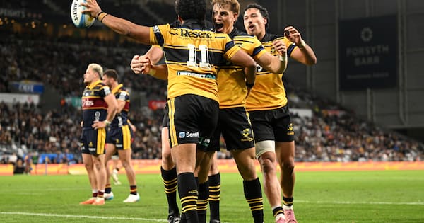 Hurricanes humiliate Highlanders in Dunedin